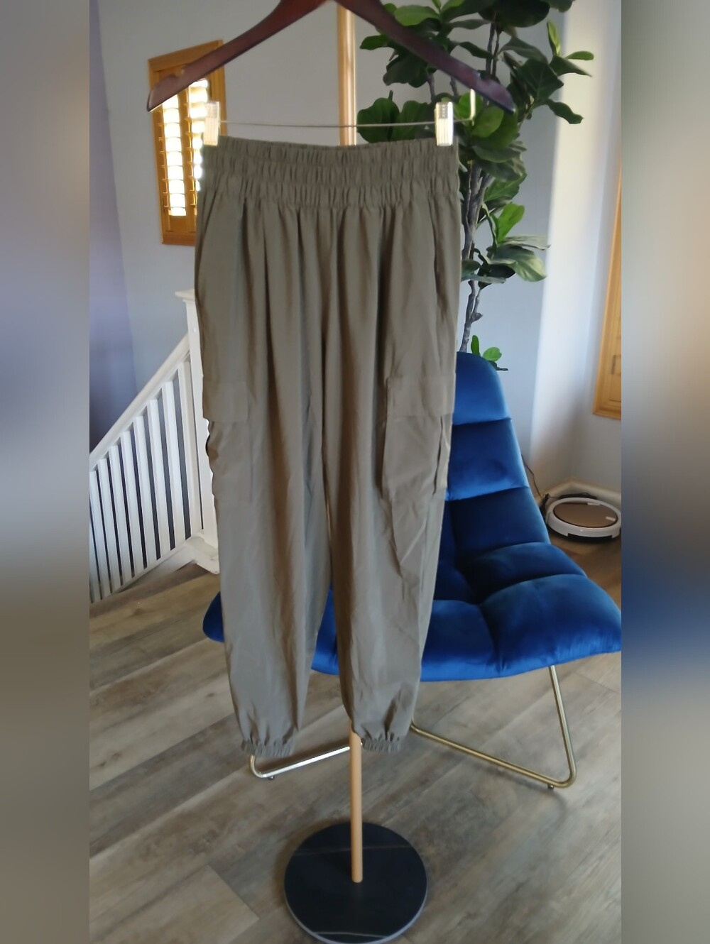 NWOT Vuori Villa Cargo Jogger in Olive Green - Picture 2 of 6